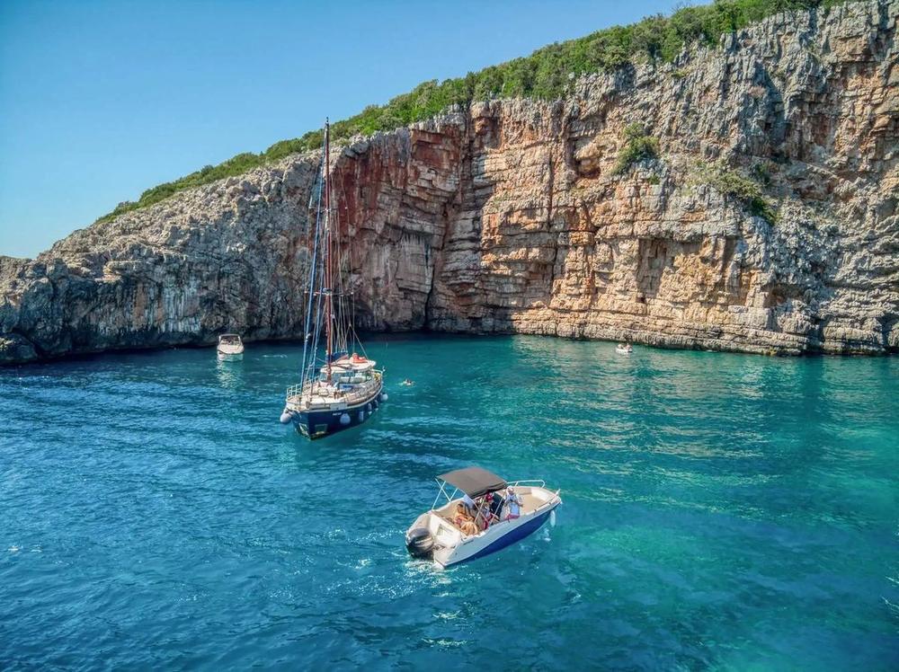 Rt Veslo cliffs and clear water
